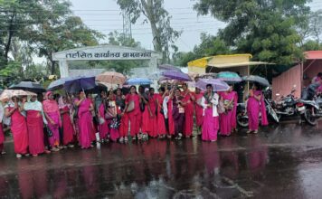 भरपावसात शेकडो महिला कर्मचा-यांची तहसीलवर धडक
